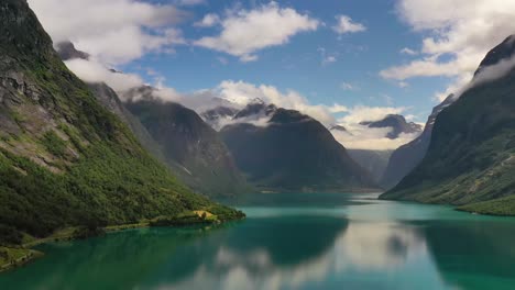 Schöne-Natur-Norwegen-Natürliche-Landschaft-Lovatnet-See.