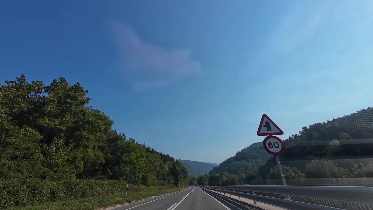 POV-Fahrt in Südfrankreich in der Pyrenäen-Bergkette nahe einem Wald auf einer zweispurigen Landstraße