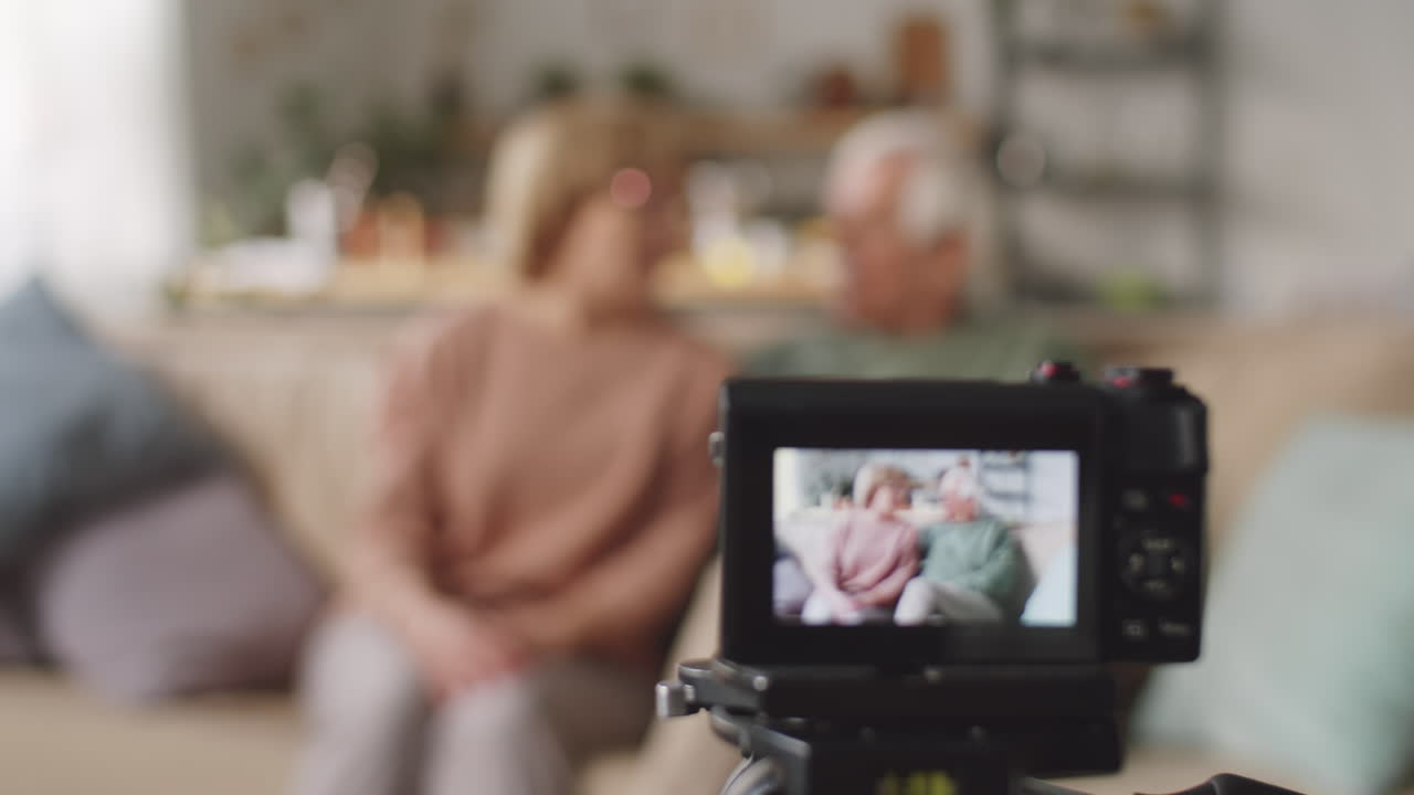 pareja de ancianos grabando un vlog de estilo de vida con una cámara digital