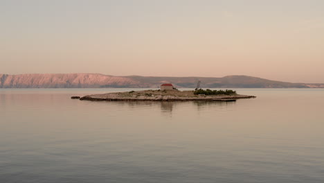 Vista-De-La-Hora-Azul-De-Una-Pequeña-Isla-En-Medio-Del-Mar