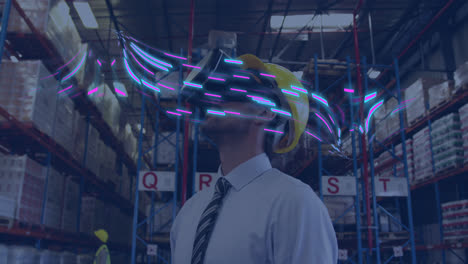 animación de rastros de luz brillante de transferencia de datos y hombre caucásico en auriculares vr