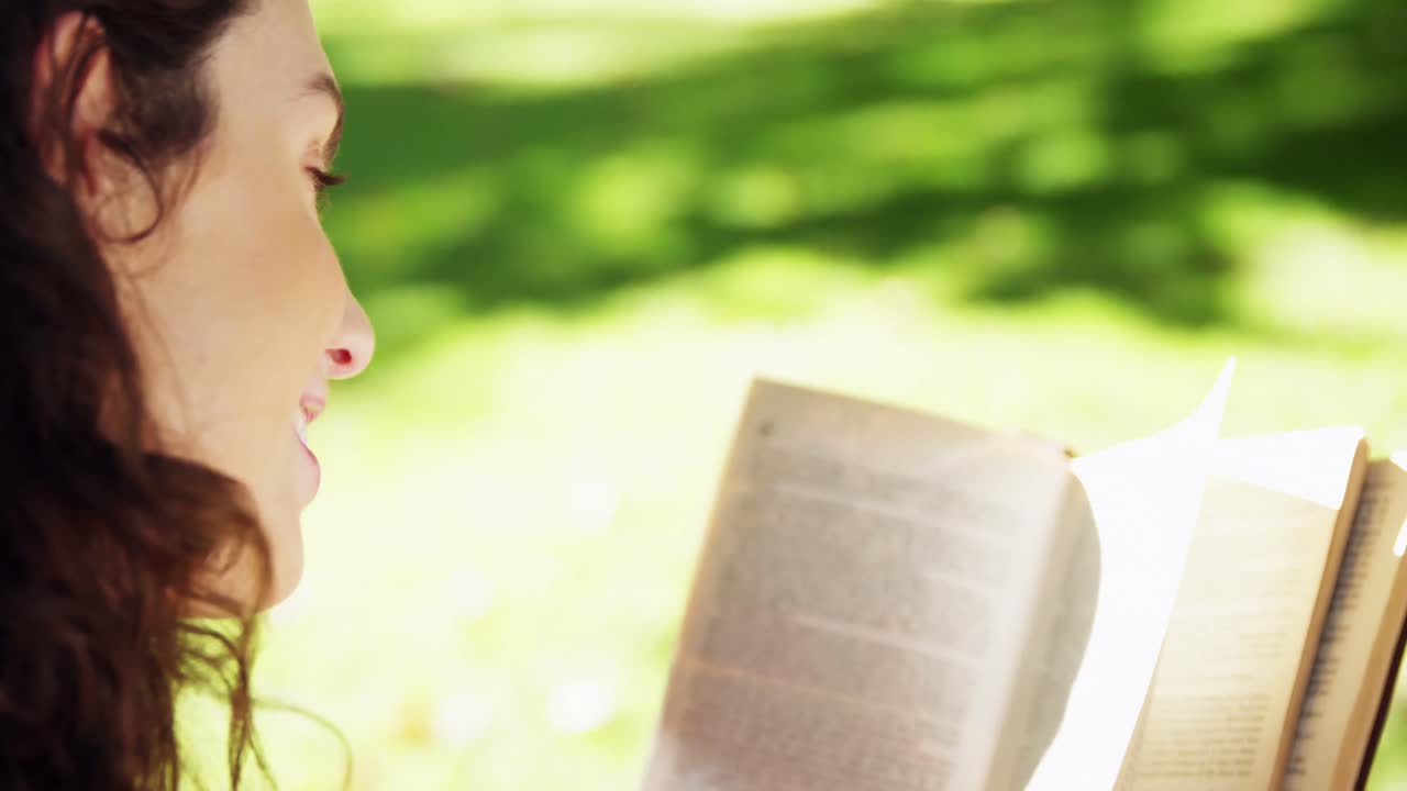 정원에서 책을 읽는 아름다운 여성