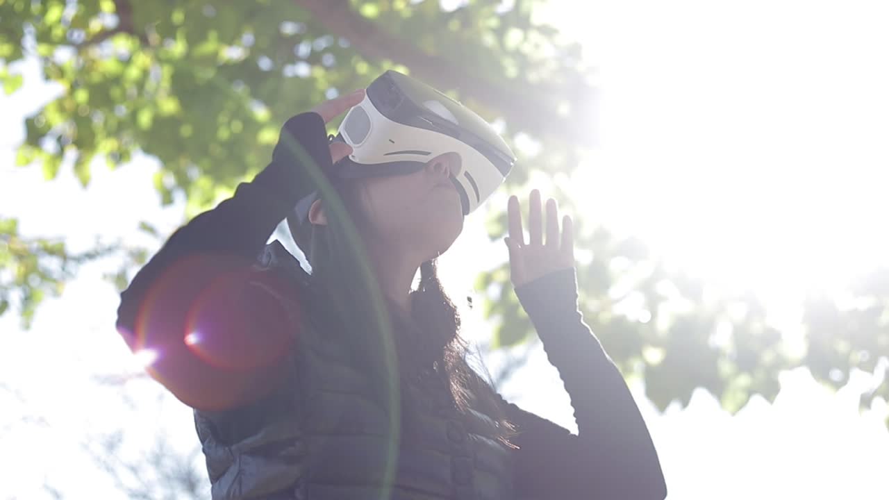 vr 헤드셋을 사용하는 젊은 여성