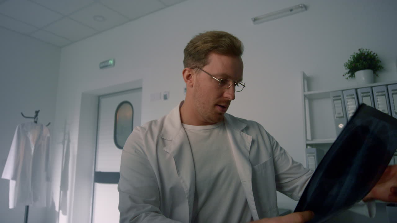 el médico examina los pulmones con rayos x. vídeo pov de cerca. el médico diagnostica en línea.