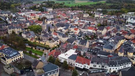 Wunderschönes-Stadtzentrum-Von-Valkenburg-In-Den-Niederlanden,-Luftdrohnenansicht