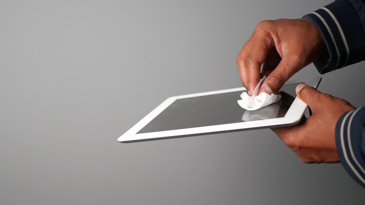 Pulizia dello schermo di un tablet
