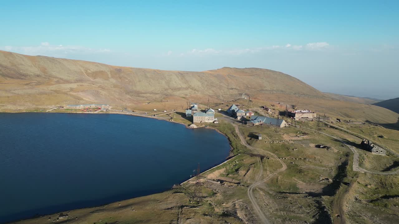 estación de investigación de sobrevuelo en el lago keri en el alto alpino estéril de armenia
