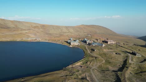 아르메니아의 비옥한 고산의 케리 호수 (keri lake) 에 있는 플라이오버 연구 스테이션 (flyover research station)