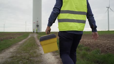 Un-Profesional-Latino-Llegó-Al-Campo-Con-Un-Molino-De-Viento-Y-Una-Caja-De-Herramientas.