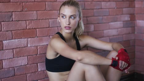 hermosa deportista mirando a la cámara