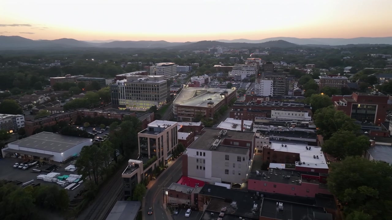 Calle principal del centro de un pequeño pueblo estadounidense durante el atardecer. Escena crepuscular con edificios y manzanas en Charlottesville, EE. UU.