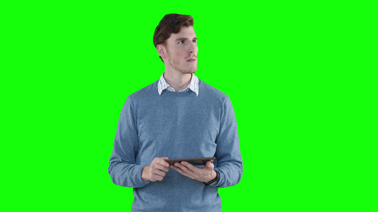 녹색 배경 에 디지털 태블릿 을 사용 하는 백인 남자
