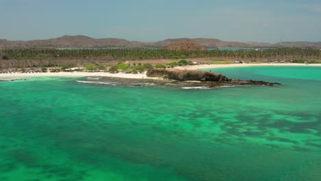 la playa de arena blanca de tanjung aan en lombok, indonesia durante un día soleado