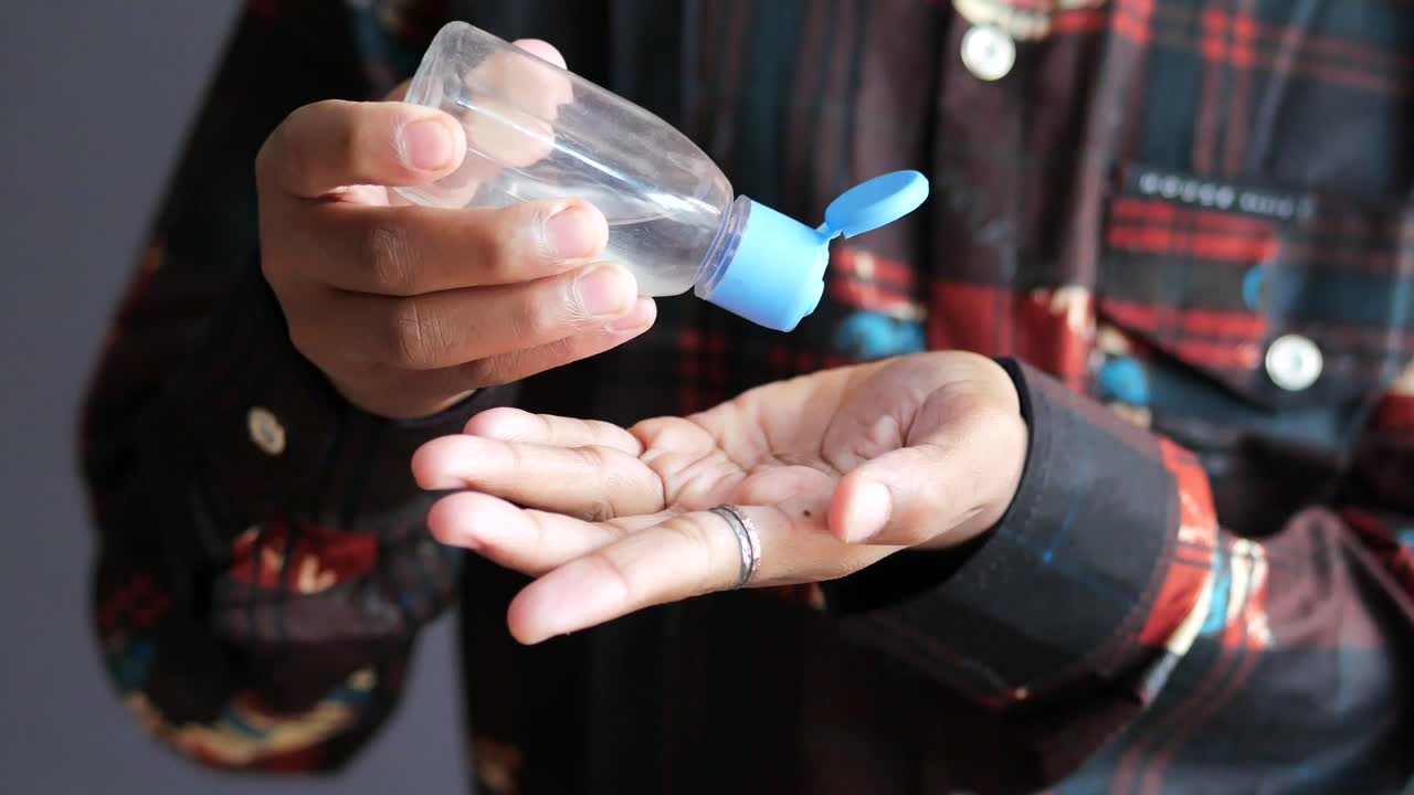 손 소독제를 적용하는 것