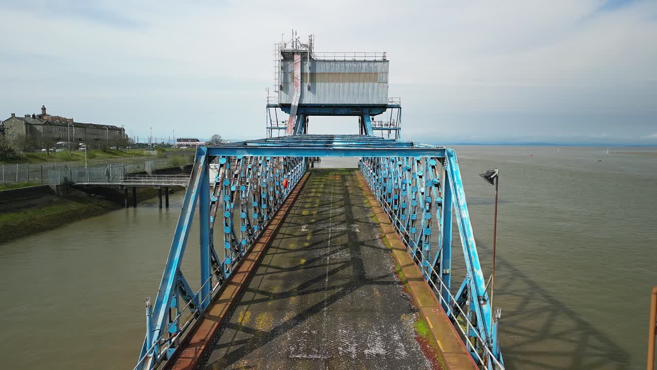 puente abandonado y montaje de grúa en muelles abandonados en los muelles de fleetwood lancashire, reino unido