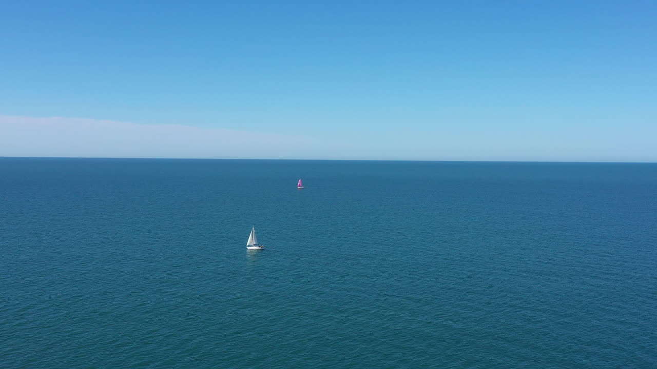 barcos de vela mar abierto tiro aéreo día soleado costa mediterránea francia