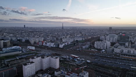 Desde-Arriba,-Clichy-Se-Erige-Como-La-Joya-Del-Norte-De-París,-Repleta-De-Vida-Y-Comercio.