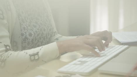 las manos de la mujer de negocios escribiendo en el teclado de la computadora portátil para buscar información, informe de investigación de marketing en el escritorio de la oficina