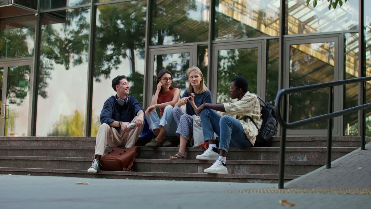 estudiantes discutiendo en las escaleras del campus