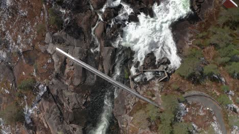 una vista aérea de la cascada de likholefossen en gaular, noruega