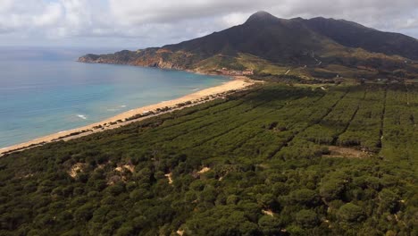 vista aérea de 4k de la playa de san nicolás en buggerru, cerdeña, estableciendo