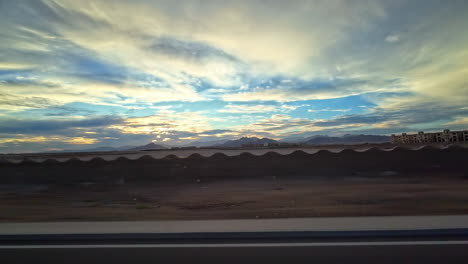 el mar rojo visto a lo largo de la carretera costera de sharm el sheikh