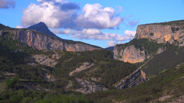 As belas encostas dos Alpes perto da Provença, França.