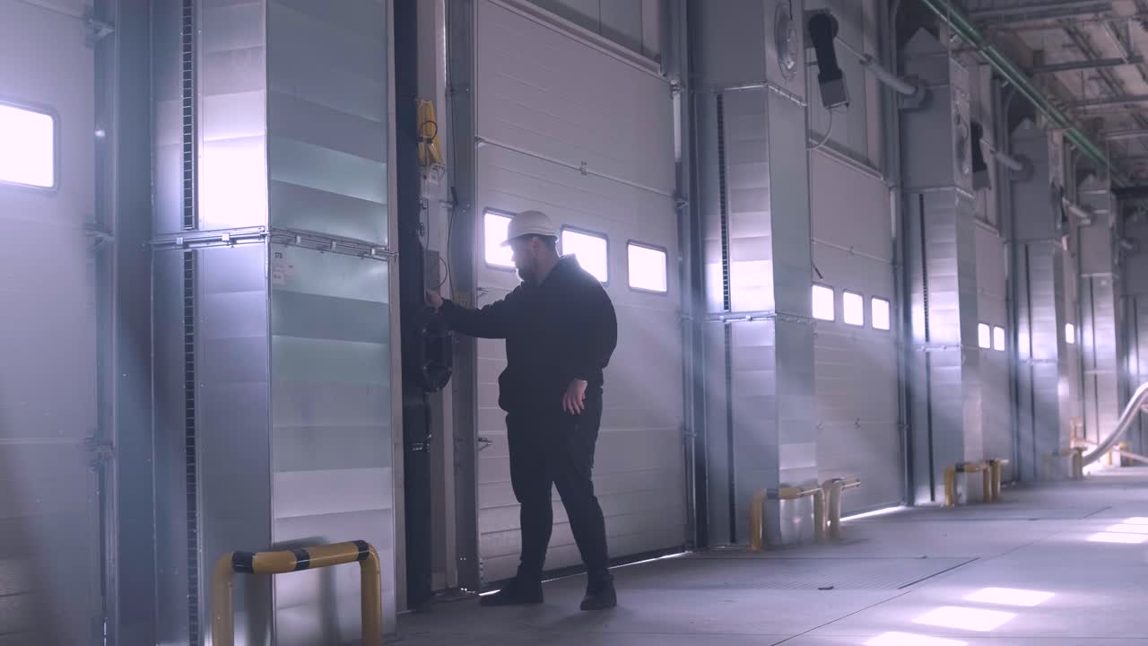 proceso de construcción de un gran almacén moderno con múltiples puertas de garaje para un fácil acceso y transporte de mercancías.