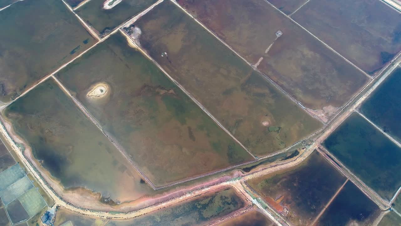 베트남의 도크레트 해변을 따라 은 에서 자연 소금 언덕이 수동으로 수확되는 코이 소금  (hon khoi salt fields)