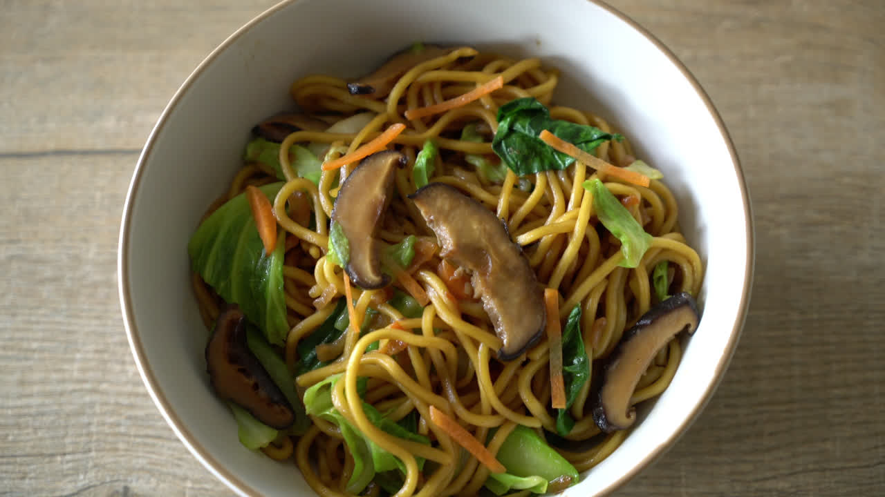 fideos yakisoba salteados con vegetales