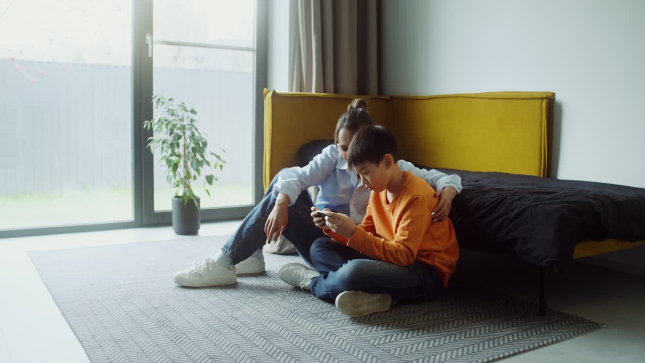 어머니와 아들이 집에서 친해지다