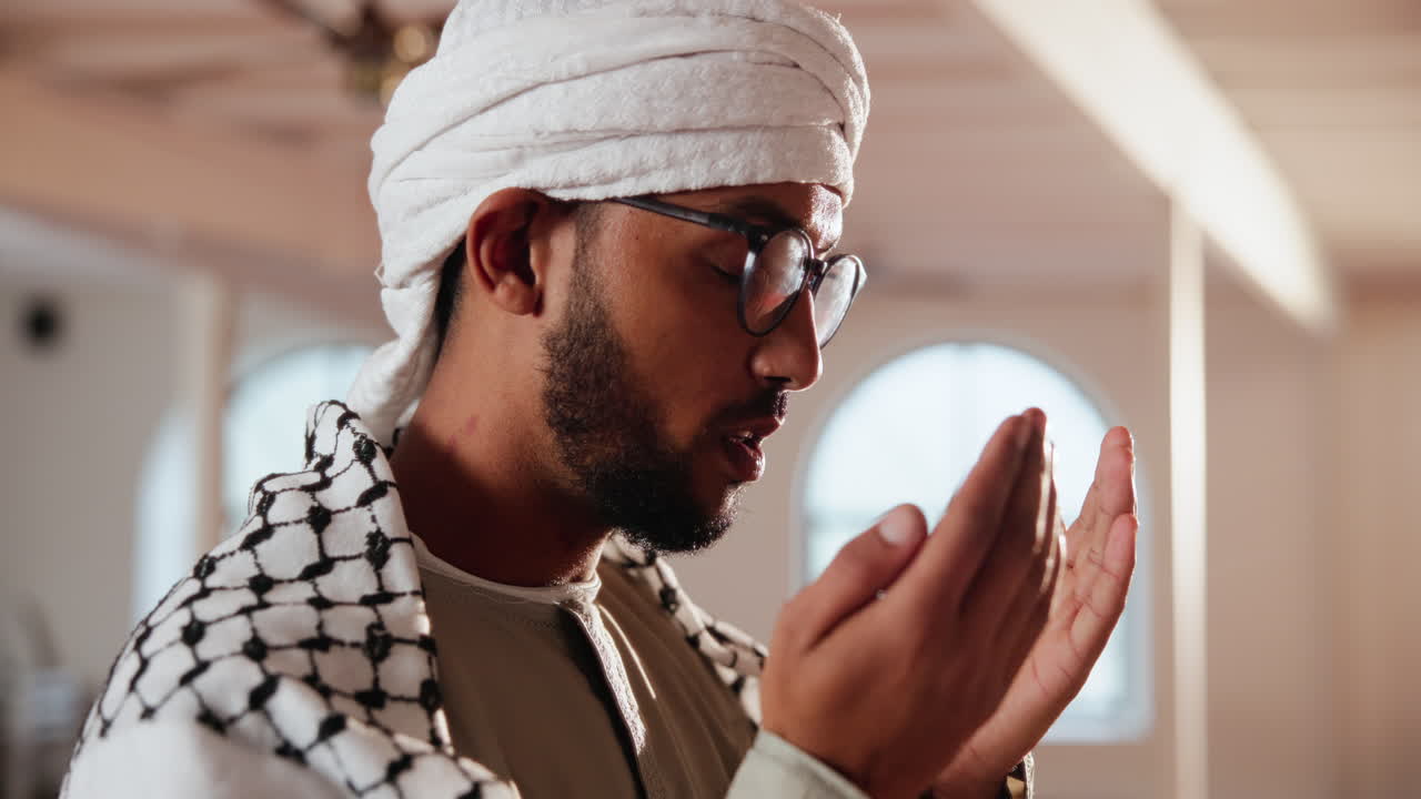 모스크에서 기도하는 무슬림 남자