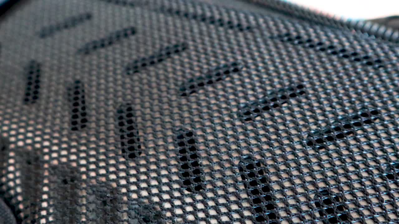 디자인의 냉각 특성을 보여주는 백팩 뒷면의 클로즈업 샷