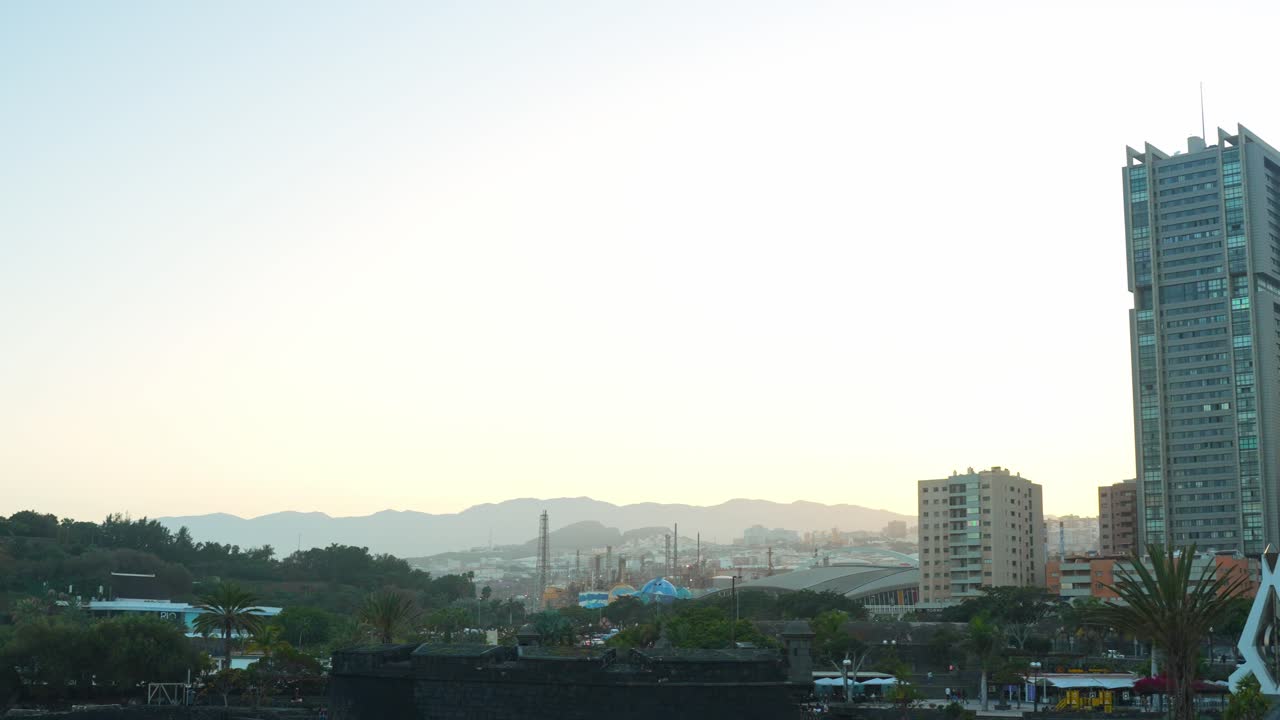 산타 크루즈, 테네리페, 카나리아 제도 에서 해가 지는 동안 높은 아파트 건물