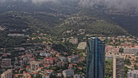 El-Dron-Aéreo-Mónaco-V20-Vuela-Alrededor-Del-Edificio-Más-Alto-De-La-Ciudad,-Torre-Odeon-Un-Rascacielos-Doble,-Capturando-El-Paisaje-Urbano-Circundante-Y-El-Hermoso-Paisaje-Marino-Mediterráneo---Julio-De-2021