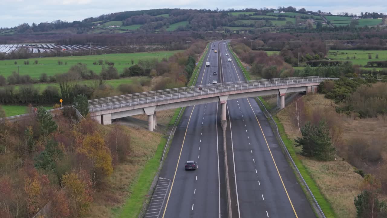 Vue aérienne de l’autoroute M7 à Tipperary avec un paysage pittoresque