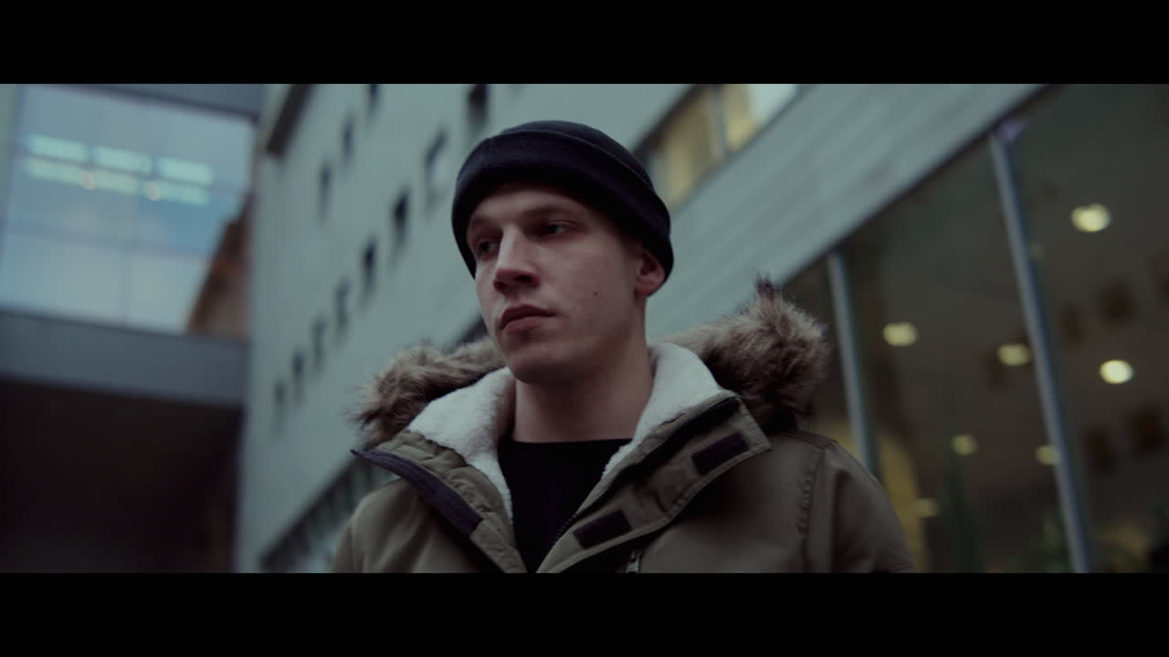 hombre caminando por una ciudad