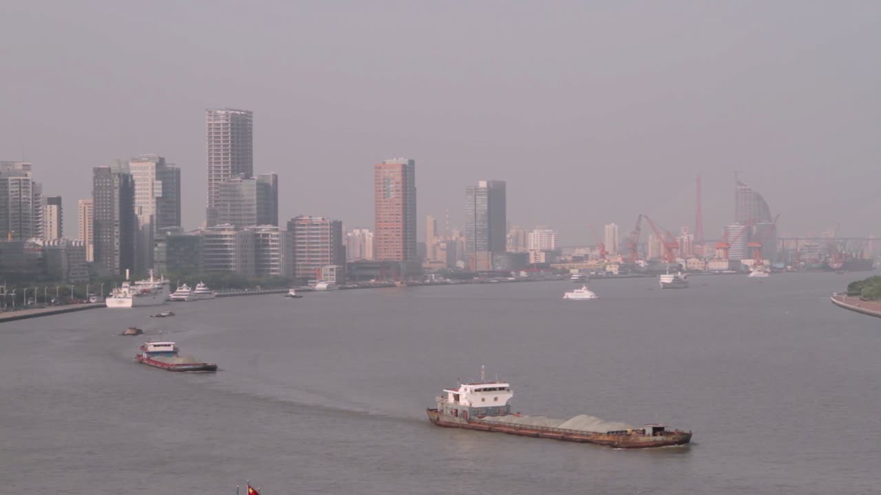 화물선 항해와 건물을 배경으로 도쿄 만의 극단적인 와이드 샷