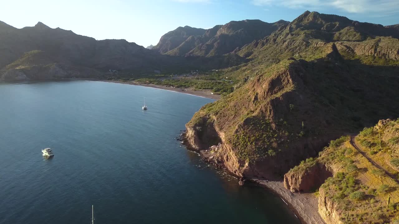 increíble paisaje de méxico en agua verde en baja california - vista aérea de drones