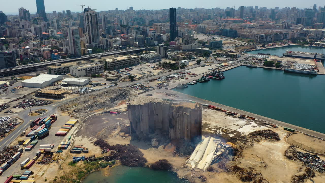 도시 스카이라인을 배경으로 파괴된 베이루트 항구의 공중 전망