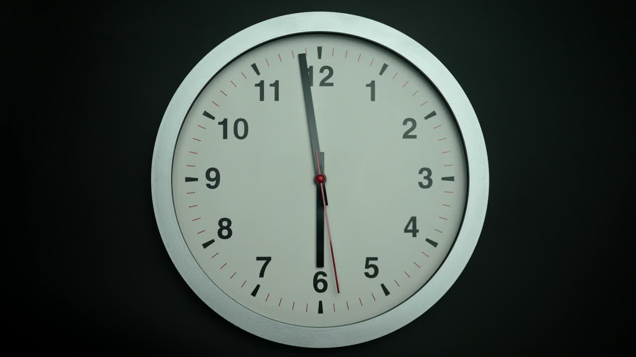 reloj de movimiento lento aislado en fondo negro, hora del espectáculo 05:59 am o pm.