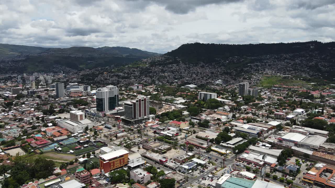 테구시갈파 온두라스 라틴 아메리카 도시의 공중 드론 비행