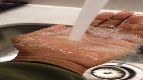 lavarse las manos bajo agua corriente