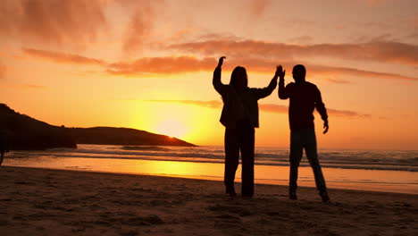 Pareja,-Silueta-Y-Bailando-En-La-Playa