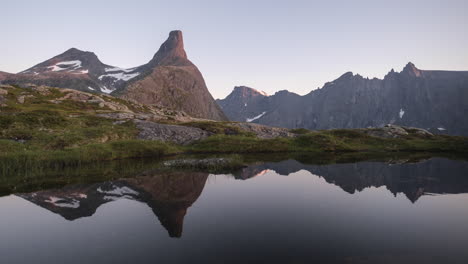 Lapso-De-Tiempo-Al-Atardecer-De-Las-Montañas-Noruegas,-Vista-De-Romsdalshorn-Y-Trollvegen-Con-Reflejo