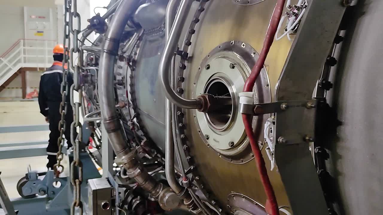 기계공은 항공기 엔진, 제트 엔진 노즐, 연료 라인, 제트엔진 수리, 터보제트 엔진 유지보수, 근접 촬영을 하고 있습니다.