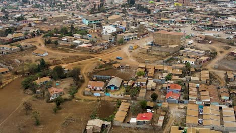 pueblo rural de kenya con el kilimanjaro en el fondo