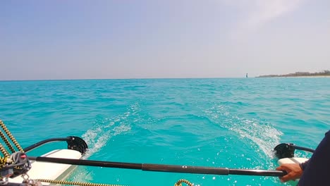 impresionante vista desde el catamarán al mar caribe en el fondo las maravillosas playas cubanas