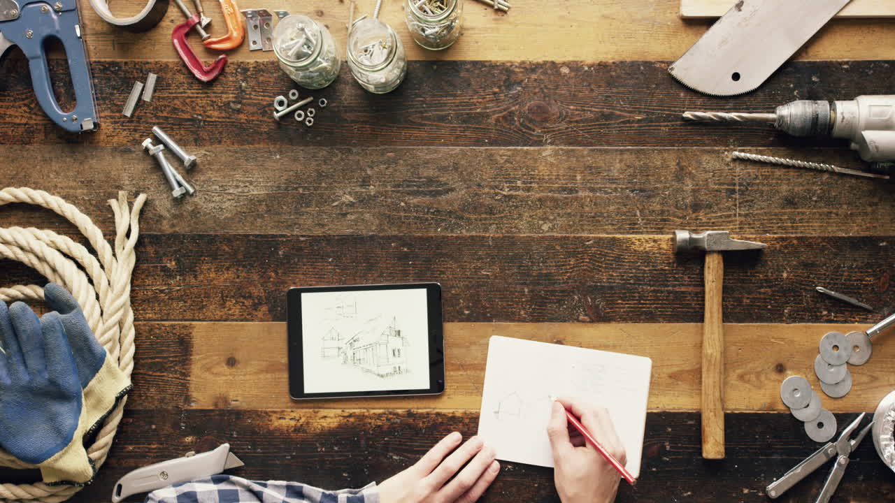 vista superior artesano artesano usando tecnología de tableta de pantalla táctil taller de pantalla táctil desde arriba - dragón épico rojo