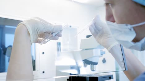 científico que trabaja en un laboratorio